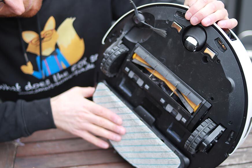 Unterseite des Yeedi Vac 2 Pro Saugroboters ist in der Nahaufnahme zu sehen